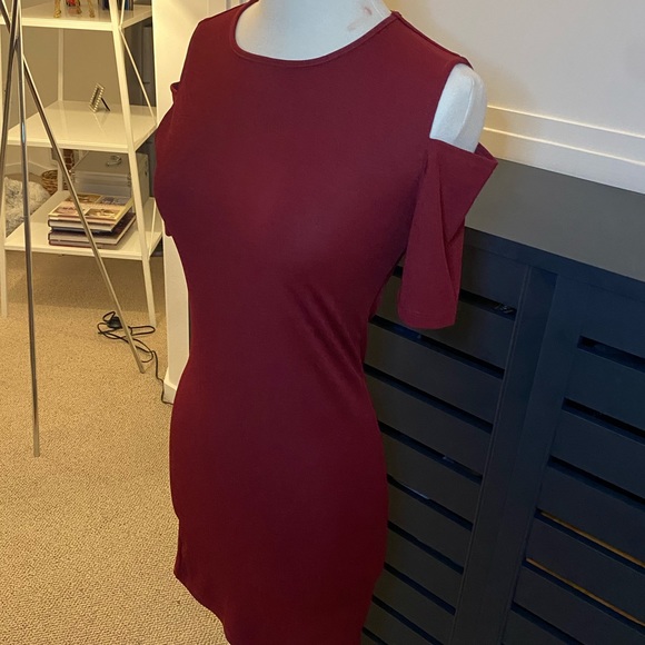 TOPSHOP cold shoulder cut out maroon fall dress - Picture 3 of 4